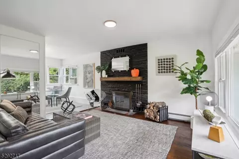 38 Oxford Rd, Woodbridge Twp, NJ 07067