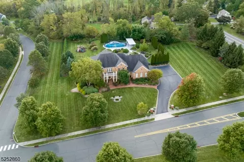 2 Crystal Glenn Ct, Flemington, NJ 08822