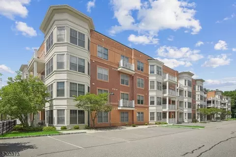 5312 Pointe Gate Dr #12, Livingston, NJ 07039