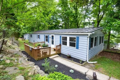 6 Village Sq, High Bridge, NJ 08829