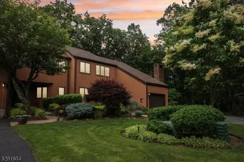 21 Indian Field Ct, Mahwah, NJ 07430