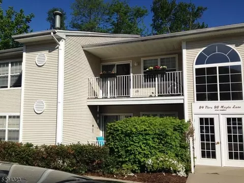 98 Maple Ln, Mount Arlington, NJ 07856