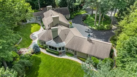 7 Meadow Ln, Caldwell, NJ 07006