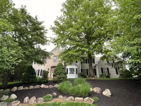 10 Rainbow Dr, Long Hill, NJ 07946