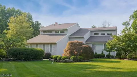 22 Geiger Ln, Warren, NJ 07059