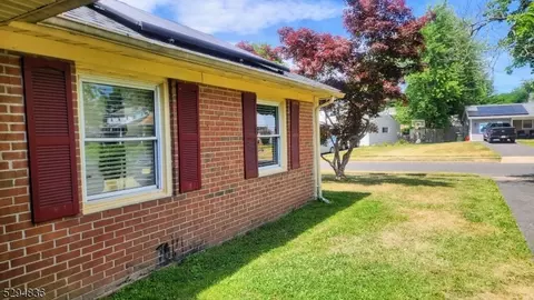 8 Pembrook Ln, Willingboro, NJ 08046