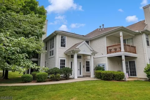 602 Honeybrook Cir #602, Stewartsville, NJ 08886