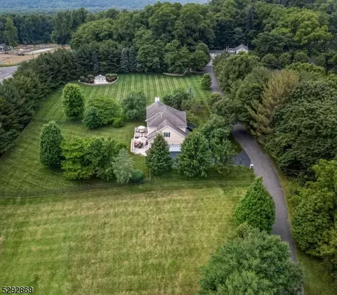 2 Ming Ct, Chester, NJ 07930