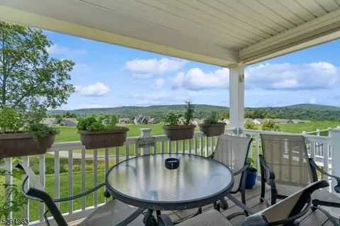 9 Lam Dr, Hamburg, NJ 07419