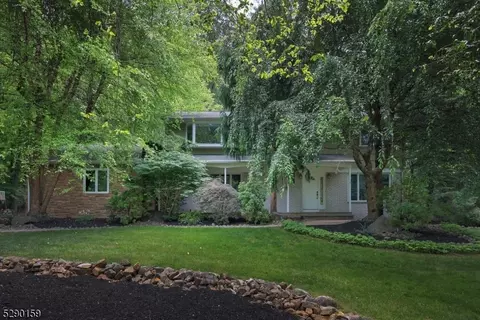 9 Crown Dr, Warren, NJ 07059