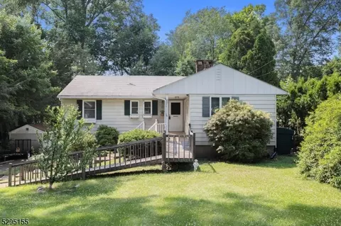 17 Crescent Dr, Jefferson, NJ 07849