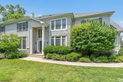 71 Schweinberg Dr, Roseland, NJ 07068