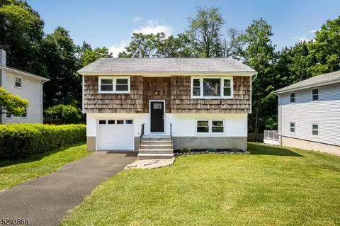 30 Maple Ter, Stanhope, NJ 07874
