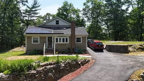37 Skyland Ave, Wanaque Boro, NJ 07420 photo 2