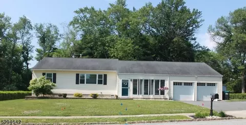 68 Canterbury Rd, Phillipsburg, NJ 08865