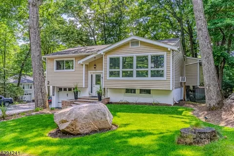 2 Iroquois Ave, Rockaway, NJ 07866