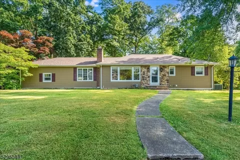 14 Fieldstone Dr, Hanover, NJ 07981