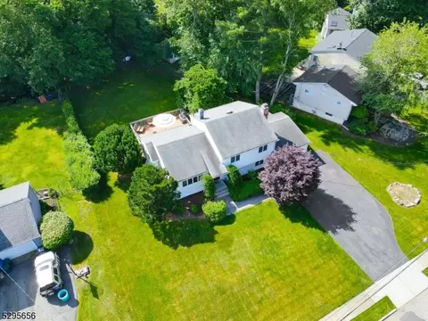 24 Sycamore Dr, Waldwick, NJ 07463