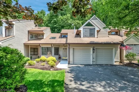 4 Valen Ct, Franklin Lakes, NJ 07417