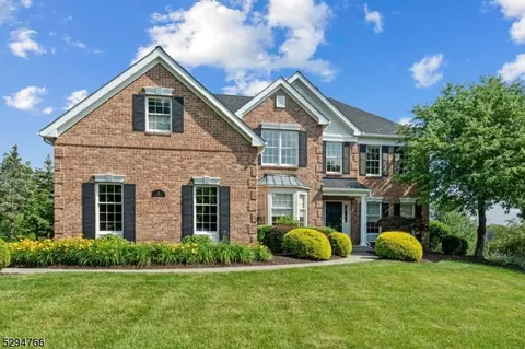 16 Wyckoff Dr, Union Twp, NJ 08867