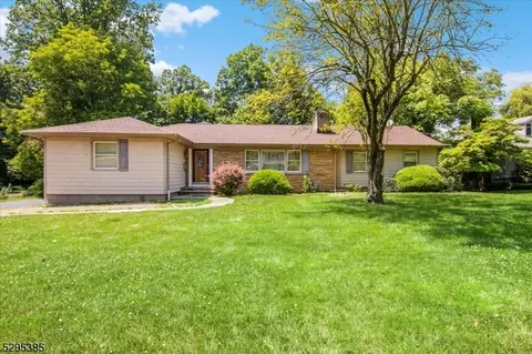10 Oak Tree Ln, Little Falls, NJ 07424