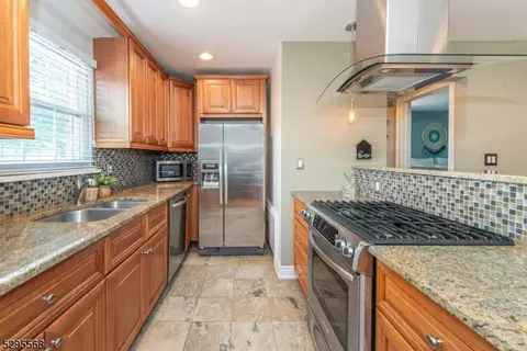 1 Wedgewood Dr #107, Verona, NJ 07044