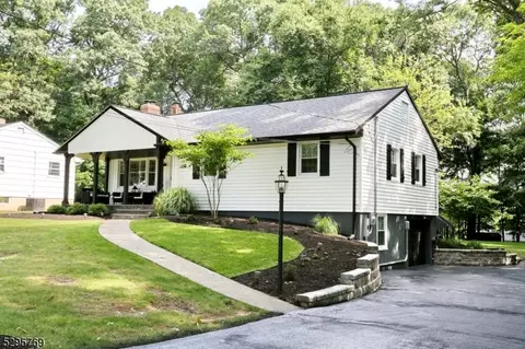 61 Oneida Ave, Oakland, NJ 07436