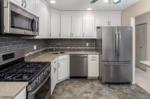 174 Robertson Way #174, Lincoln Park, NJ 07035