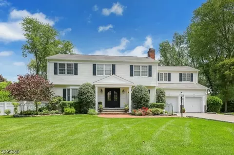 54 Van Blarcom Ln, Wyckoff, NJ 07481