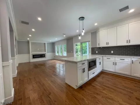 415 Terhune Ave, Paramus, NJ 07652 photo 2