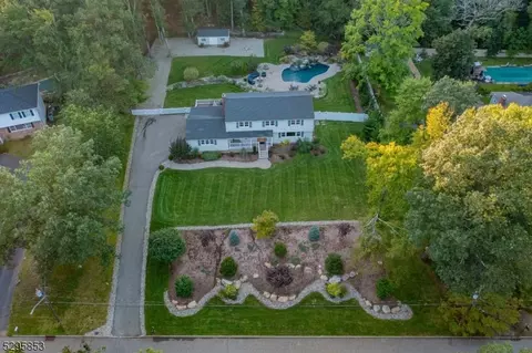 122 Cherokee Ln, Mahwah, NJ 07430