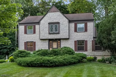 8 Jardine Ct, Morris Plains, NJ 07950