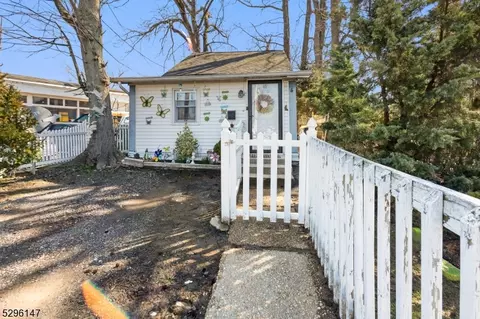 4 Laurence Pkwy, Old Bridge Twp, NJ 08879
