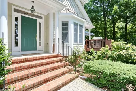 516 Huntington Ct, Wyckoff, NJ 07481
