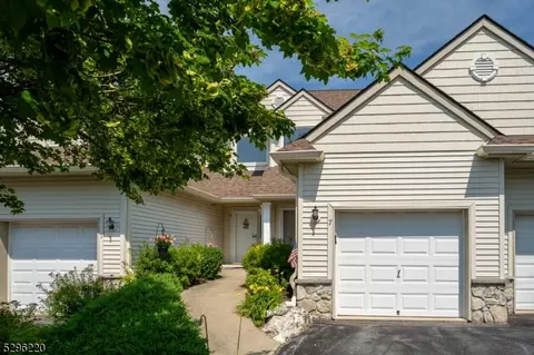 7 Beardslee Ci, Hamburg, NJ 07419