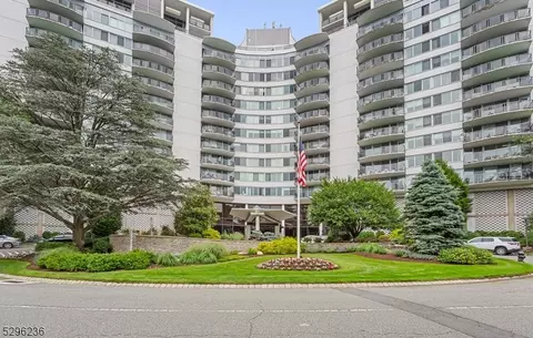 1 Claridge Dr #413, Verona, NJ 07044