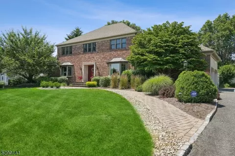 195 Woods End Dr, Bernards, NJ 07920