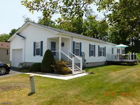 9 Morningside Dr, Belvidere, NJ 07823
