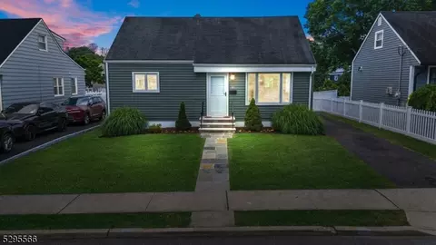 31 South Dr, Rochelle Park, NJ 07662