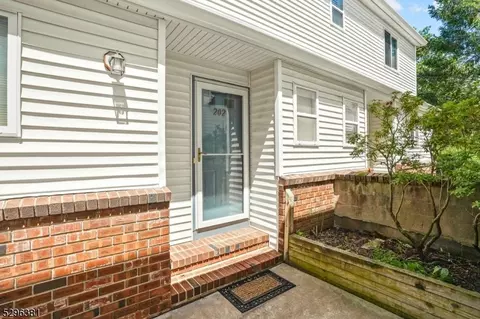 202 Blackberry Ct, Flemington, NJ 08822