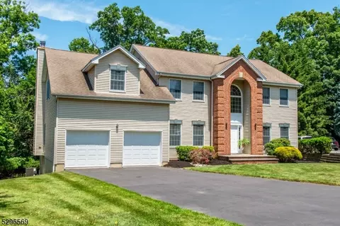 99 Grover Ln W, West Caldwell, NJ 07006