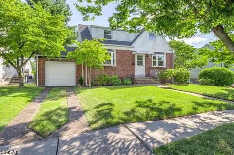 36 South Dr, Rochelle Park, NJ 07662