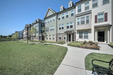 8 Cortland Ct, Livingston, NJ 07039