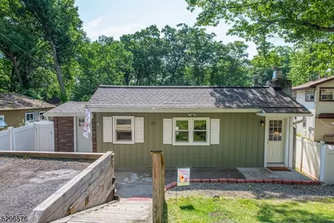 21 Jefferson Trl, Hopatcong, NJ 07843
