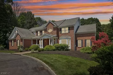 30 Wellington Dr, Washington Twp, NJ 07853
