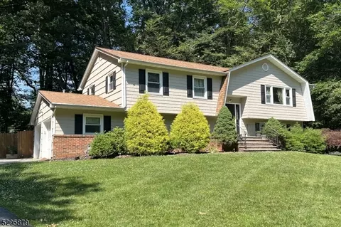 16 Cynthia Dr, Roxbury Twp, NJ 07876
