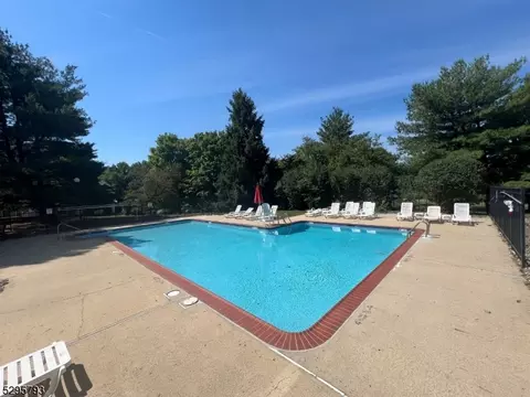 16 Sam Bonnell Dr, Clinton, NJ 08809