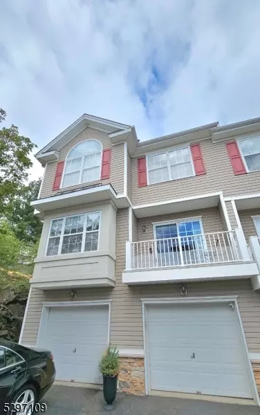 101 Lakeview Ct, Pompton Lakes, NJ 07442