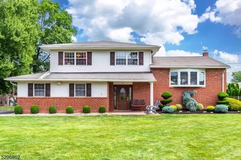 32 Stag Trl, Fairfield, NJ 07004