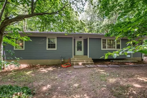 16 Forest View Dr, Washington Twp, NJ 07853